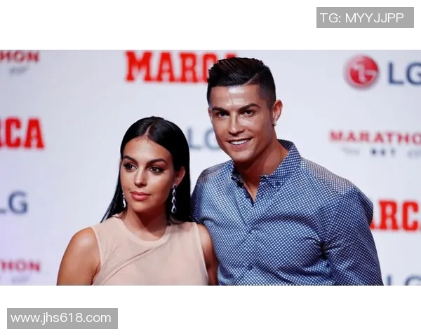 足球明星在家中享受休闲时光观看电视的精彩瞬间